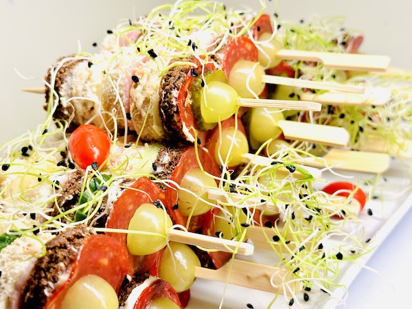 Tikuvõileib singi ja juustuga