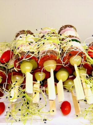 IMG_9903tikuvõileib Tikuvõileib singi ja juustuga