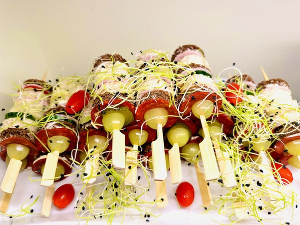 Tikuvõileib singi ja juustuga