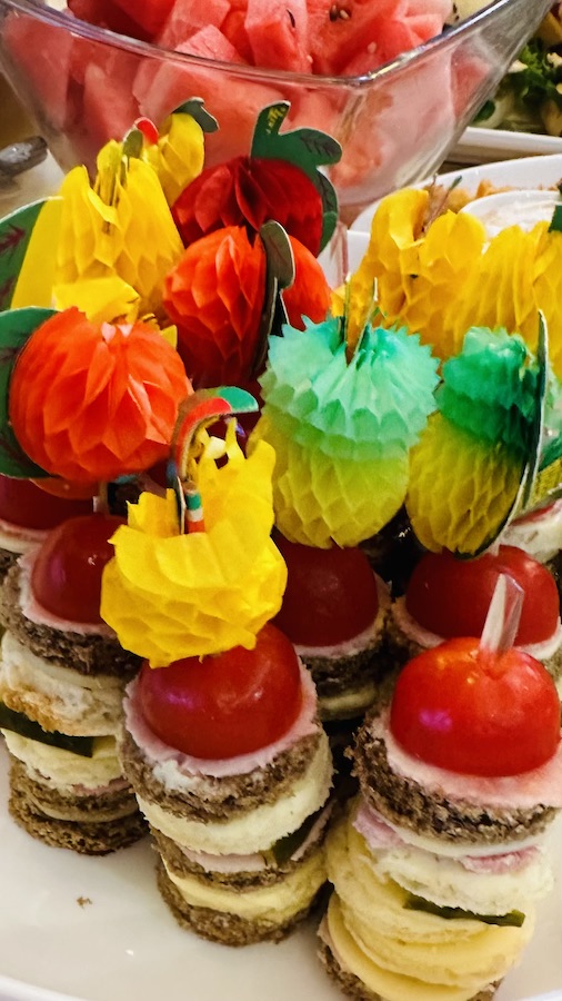 Tikuvõileib singi ja juustuga