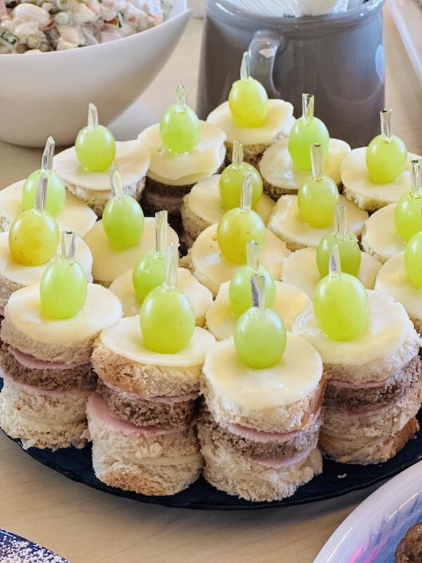 Tikuvõileib singi ja juustuga