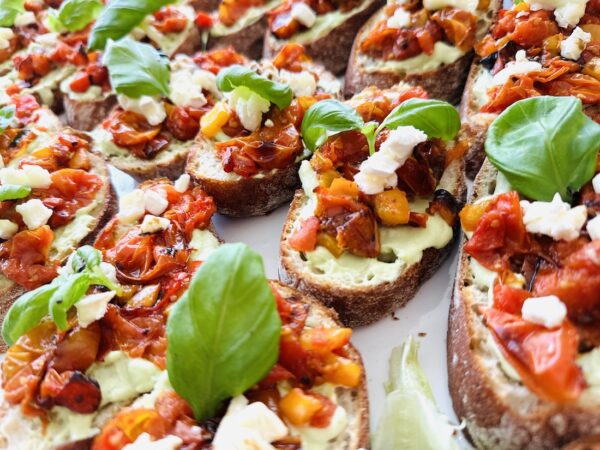 Bruchettad karamelliseeritud tomati ja paprika ning avokaadovahuga (tükihind)