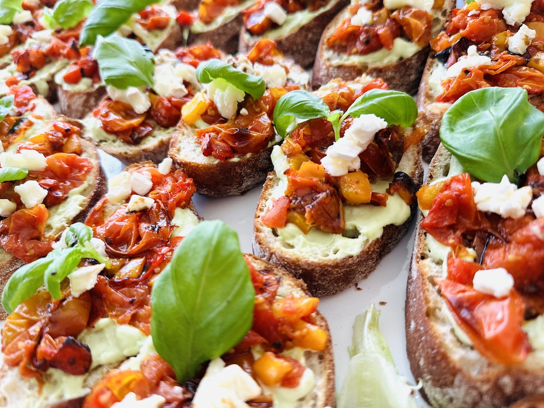 Bruchettad karamelliseeritud tomati ja paprika ning avokaadovahuga (tükihind)