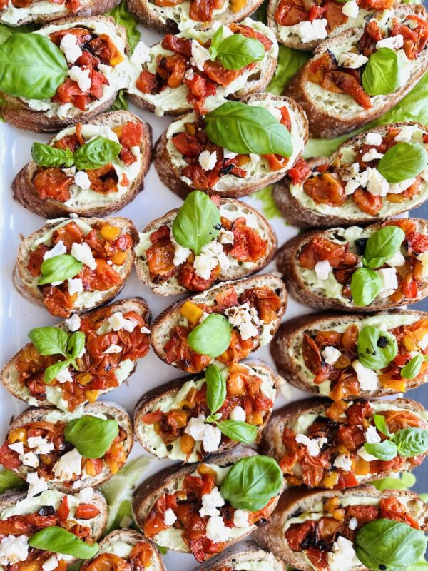 Bruchettad karamelliseeritud tomati ja paprika ning avokaadovahuga (tükihind)